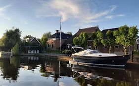 PUUR Eastermar - monumentaal, authentiek en luxe koetshuis aan open vaarwater met jacuzzi