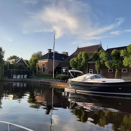PUUR Eastermar - monumentaal, authentiek en luxe koetshuis aan open vaarwater met jacuzzi Oostermeer Buitenkant foto