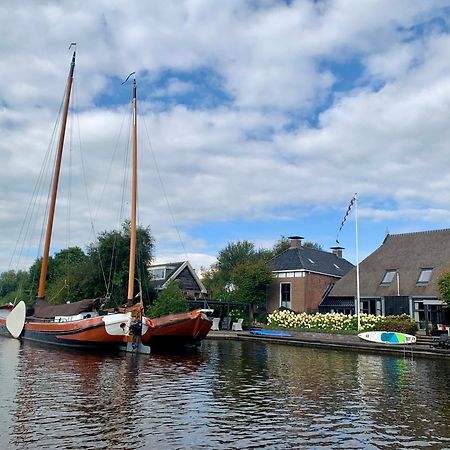 PUUR Eastermar - monumentaal, authentiek en luxe koetshuis aan open vaarwater met jacuzzi Oostermeer Buitenkant foto