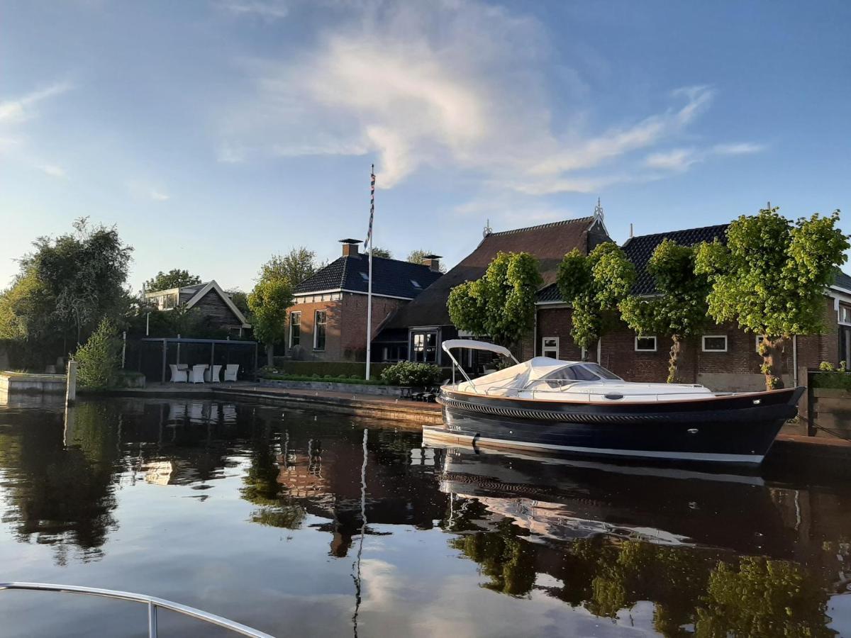 PUUR Eastermar - monumentaal, authentiek en luxe koetshuis aan open vaarwater met jacuzzi Oostermeer Buitenkant foto