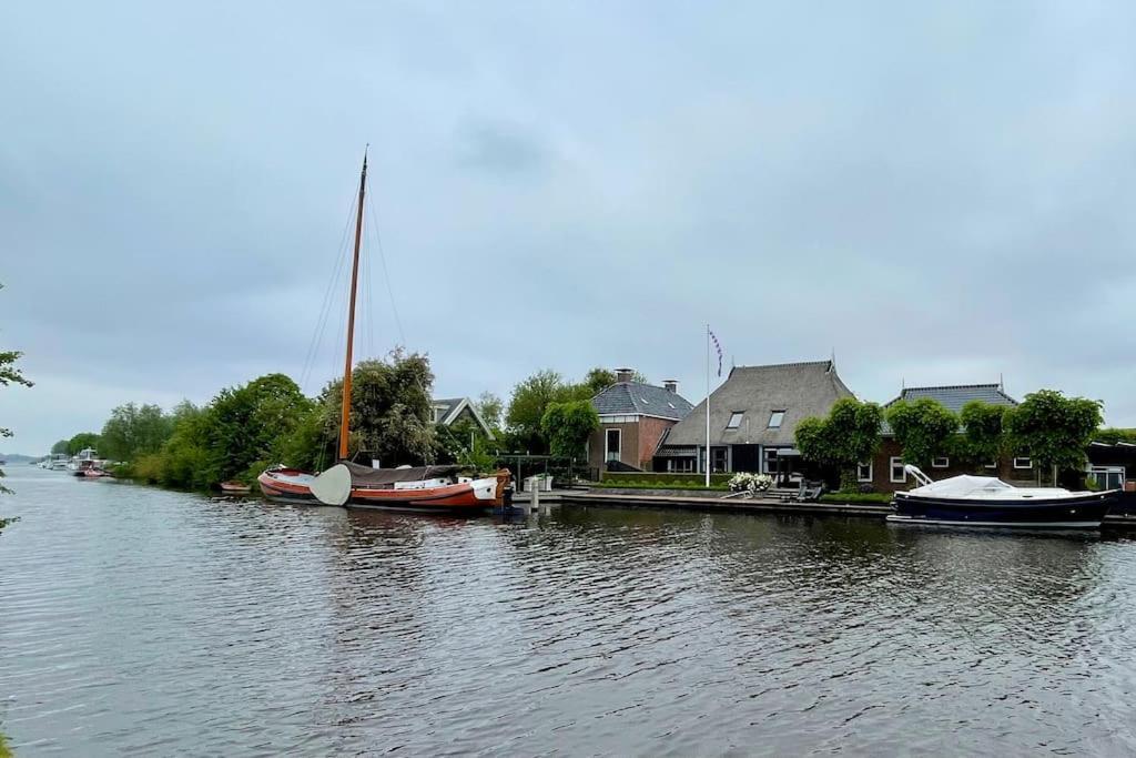 PUUR Eastermar - monumentaal, authentiek en luxe koetshuis aan open vaarwater met jacuzzi Oostermeer Buitenkant foto