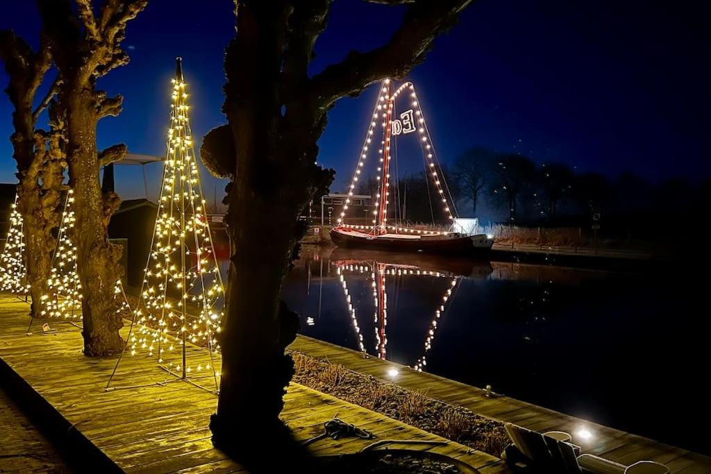 PUUR Eastermar - monumentaal, authentiek en luxe koetshuis aan open vaarwater met jacuzzi Oostermeer Buitenkant foto