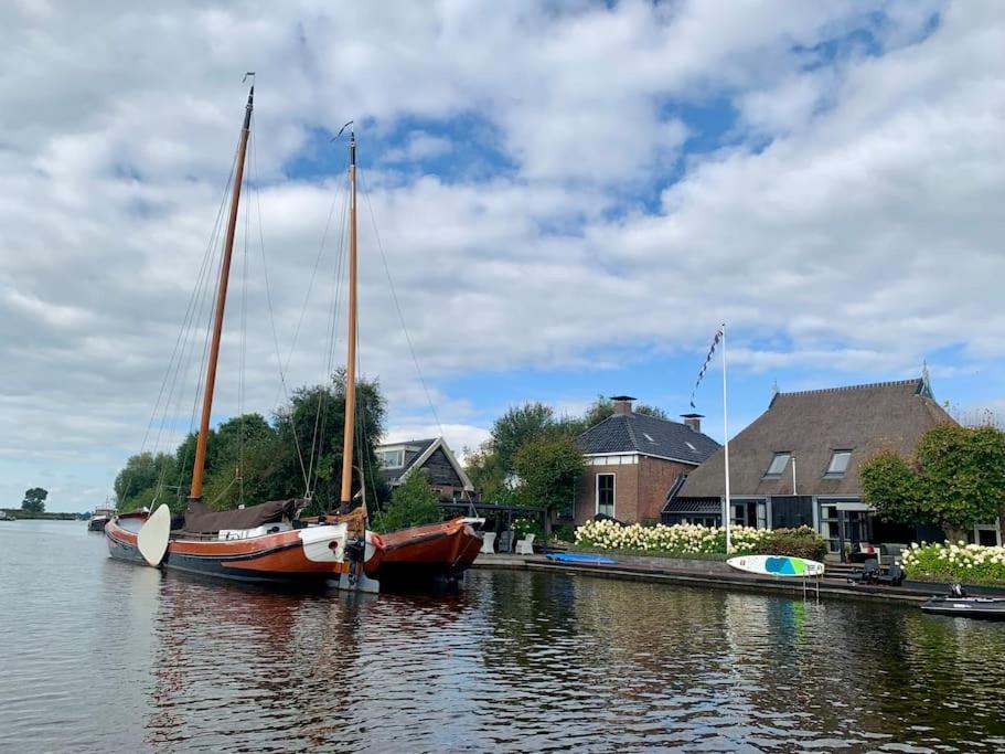 PUUR Eastermar - monumentaal, authentiek en luxe koetshuis aan open vaarwater met jacuzzi Oostermeer Buitenkant foto