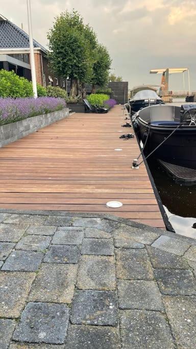 PUUR Eastermar - monumentaal, authentiek en luxe koetshuis aan open vaarwater met jacuzzi Oostermeer Buitenkant foto