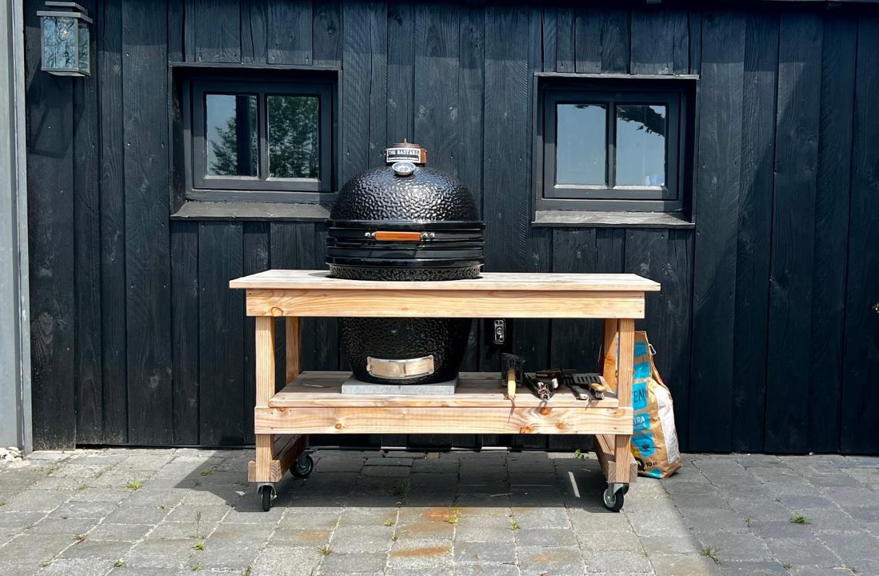 PUUR Eastermar - monumentaal, authentiek en luxe koetshuis aan open vaarwater met jacuzzi Oostermeer Buitenkant foto