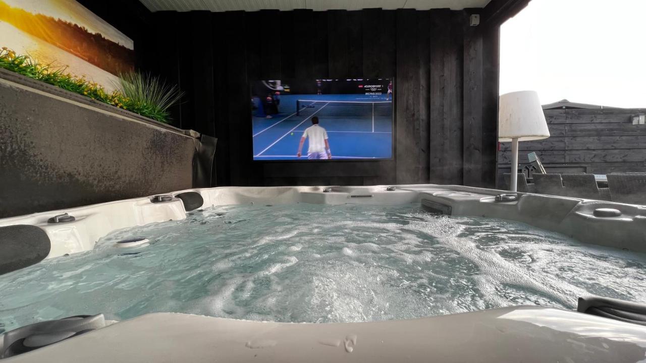PUUR Eastermar - monumentaal, authentiek en luxe koetshuis aan open vaarwater met jacuzzi Oostermeer Buitenkant foto