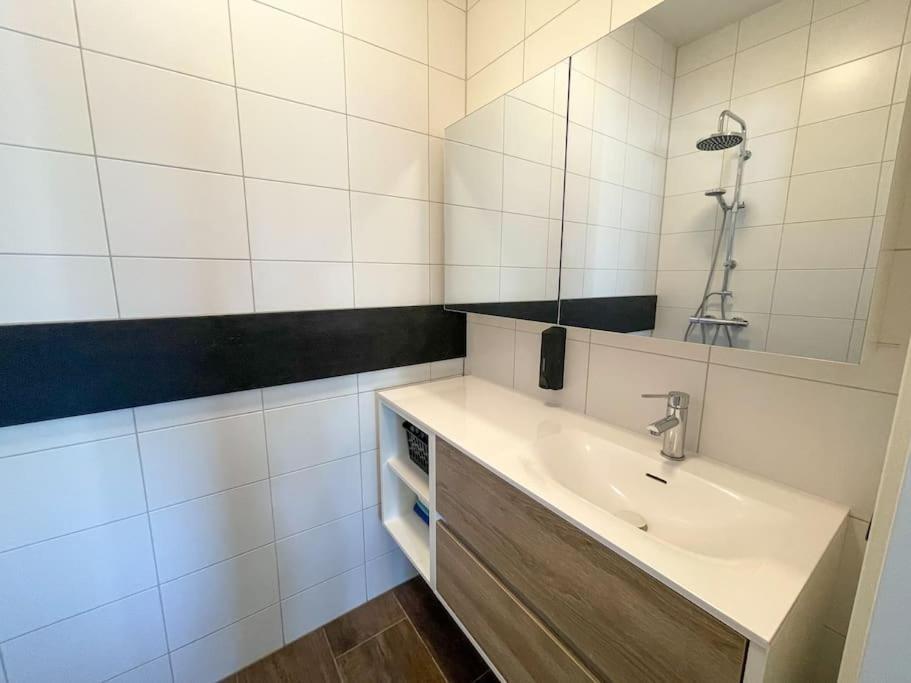 PUUR Eastermar - monumentaal, authentiek en luxe koetshuis aan open vaarwater met jacuzzi Oostermeer Buitenkant foto