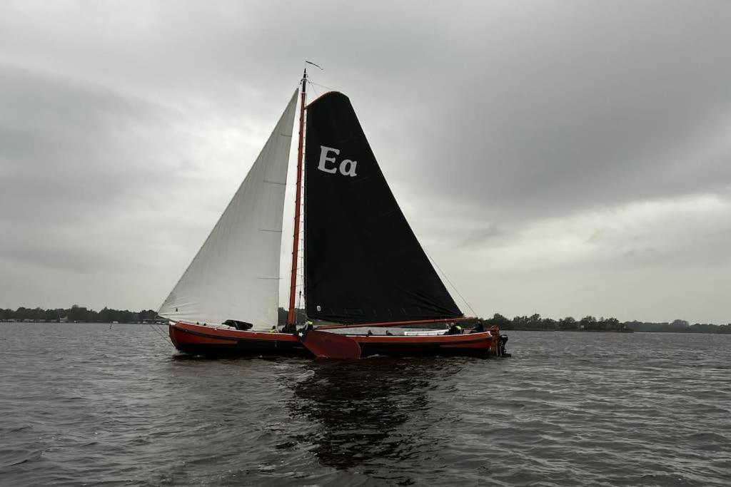 PUUR Eastermar - monumentaal, authentiek en luxe koetshuis aan open vaarwater met jacuzzi Oostermeer Buitenkant foto