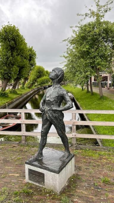 PUUR Eastermar - monumentaal, authentiek en luxe koetshuis aan open vaarwater met jacuzzi Oostermeer Buitenkant foto