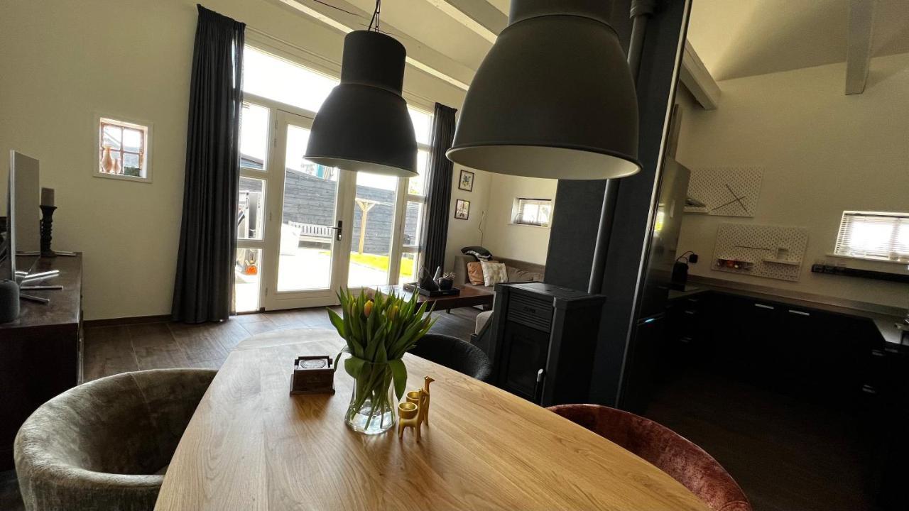 PUUR Eastermar - monumentaal, authentiek en luxe koetshuis aan open vaarwater met jacuzzi Oostermeer Buitenkant foto