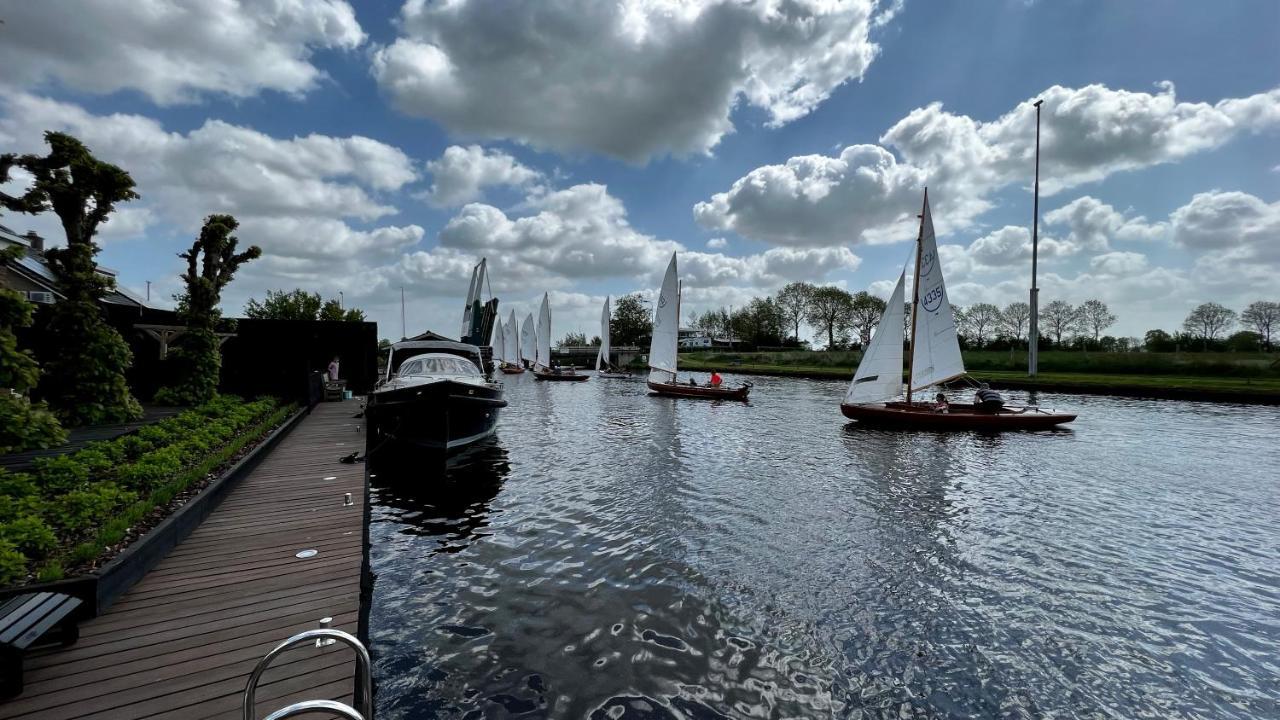 PUUR Eastermar - monumentaal, authentiek en luxe koetshuis aan open vaarwater met jacuzzi Oostermeer Buitenkant foto