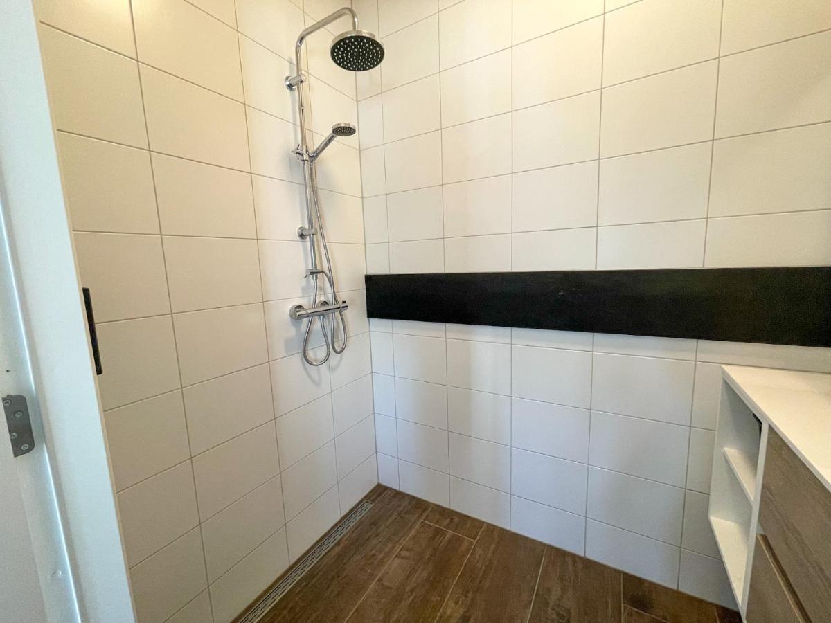 PUUR Eastermar - monumentaal, authentiek en luxe koetshuis aan open vaarwater met jacuzzi Oostermeer Buitenkant foto