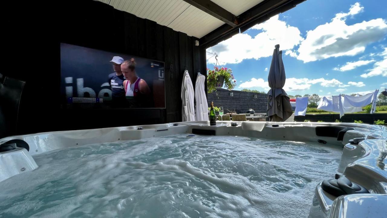 PUUR Eastermar - monumentaal, authentiek en luxe koetshuis aan open vaarwater met jacuzzi Oostermeer Buitenkant foto