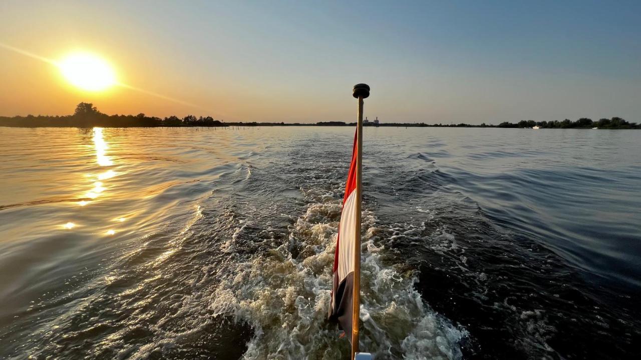 PUUR Eastermar - monumentaal, authentiek en luxe koetshuis aan open vaarwater met jacuzzi Oostermeer Buitenkant foto