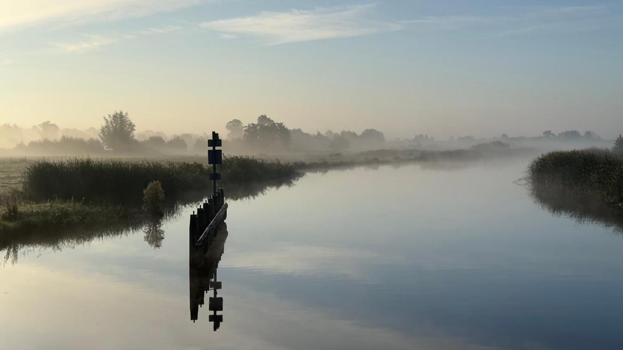 PUUR Eastermar - monumentaal, authentiek en luxe koetshuis aan open vaarwater met jacuzzi Oostermeer Buitenkant foto