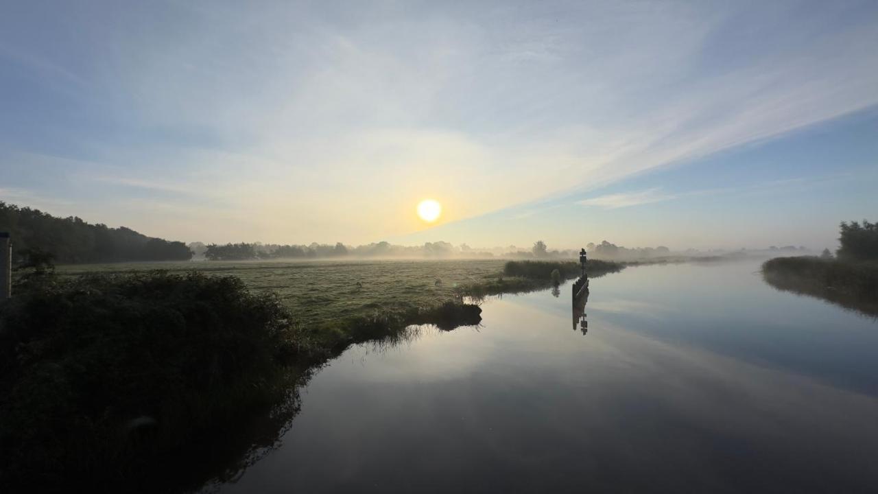 PUUR Eastermar - monumentaal, authentiek en luxe koetshuis aan open vaarwater met jacuzzi Oostermeer Buitenkant foto