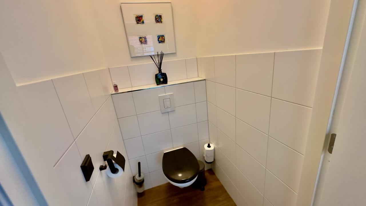 PUUR Eastermar - monumentaal, authentiek en luxe koetshuis aan open vaarwater met jacuzzi Oostermeer Buitenkant foto