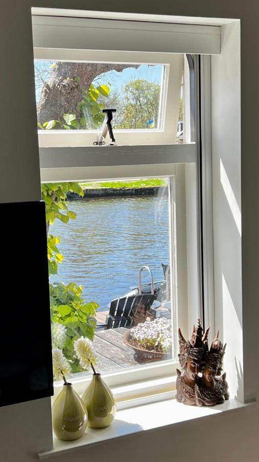PUUR Eastermar - monumentaal, authentiek en luxe koetshuis aan open vaarwater met jacuzzi Oostermeer Buitenkant foto