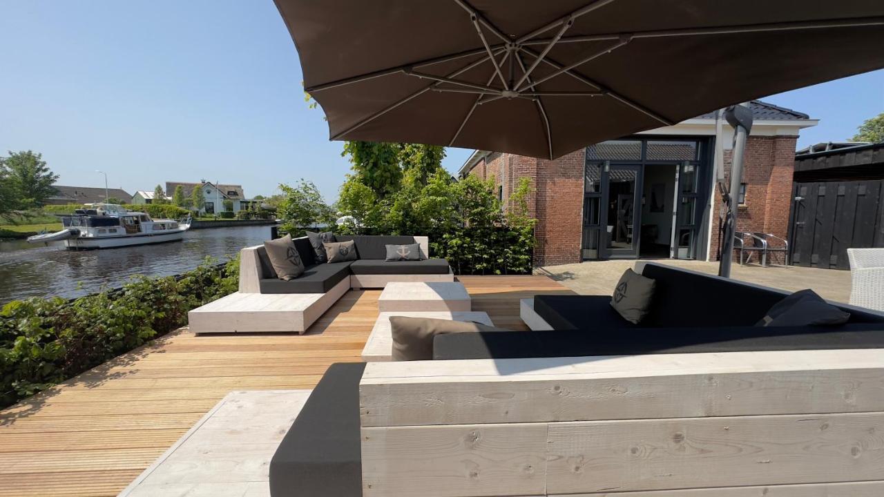 PUUR Eastermar - monumentaal, authentiek en luxe koetshuis aan open vaarwater met jacuzzi Oostermeer Buitenkant foto