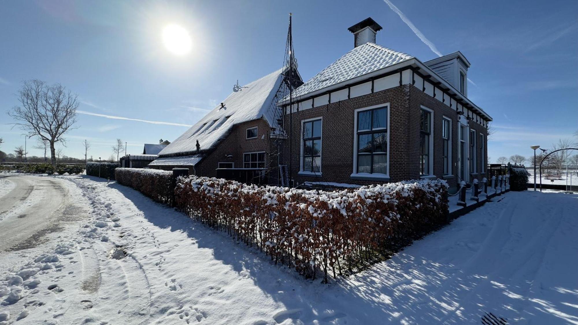 PUUR Eastermar - monumentaal, authentiek en luxe koetshuis aan open vaarwater met jacuzzi Oostermeer Buitenkant foto