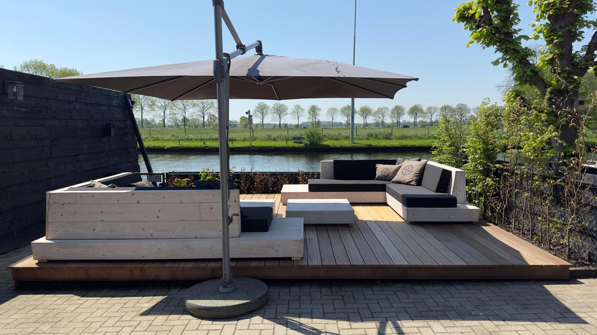 PUUR Eastermar - monumentaal, authentiek en luxe koetshuis aan open vaarwater met jacuzzi Oostermeer Buitenkant foto