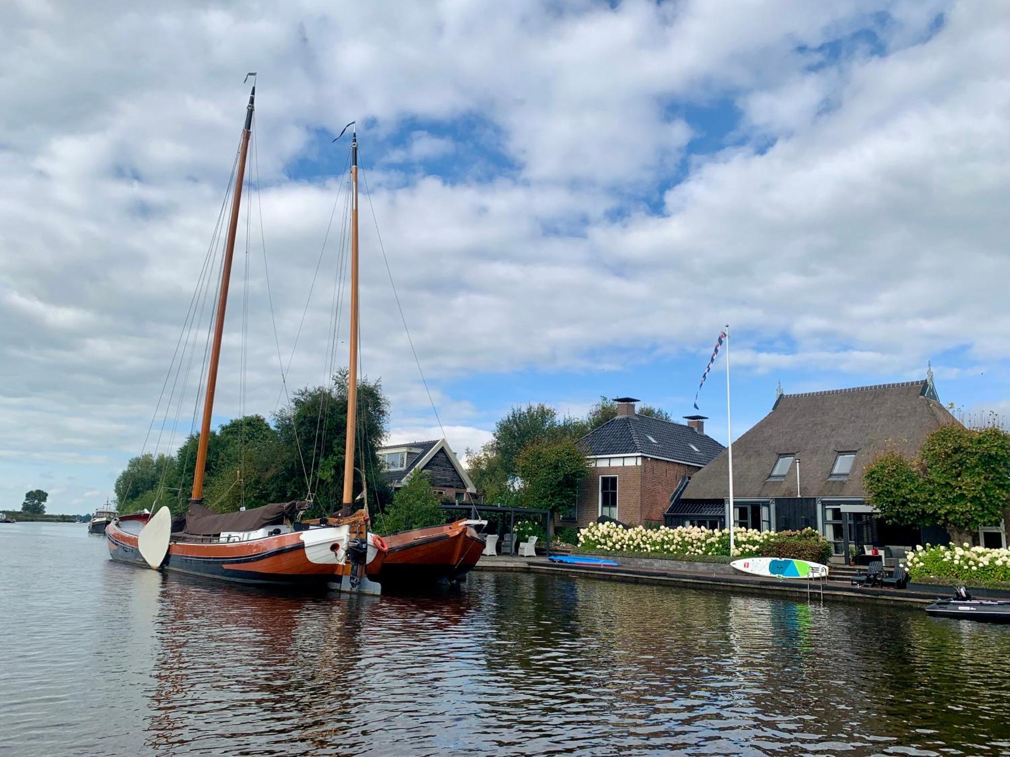 PUUR Eastermar - monumentaal, authentiek en luxe koetshuis aan open vaarwater met jacuzzi Oostermeer Buitenkant foto