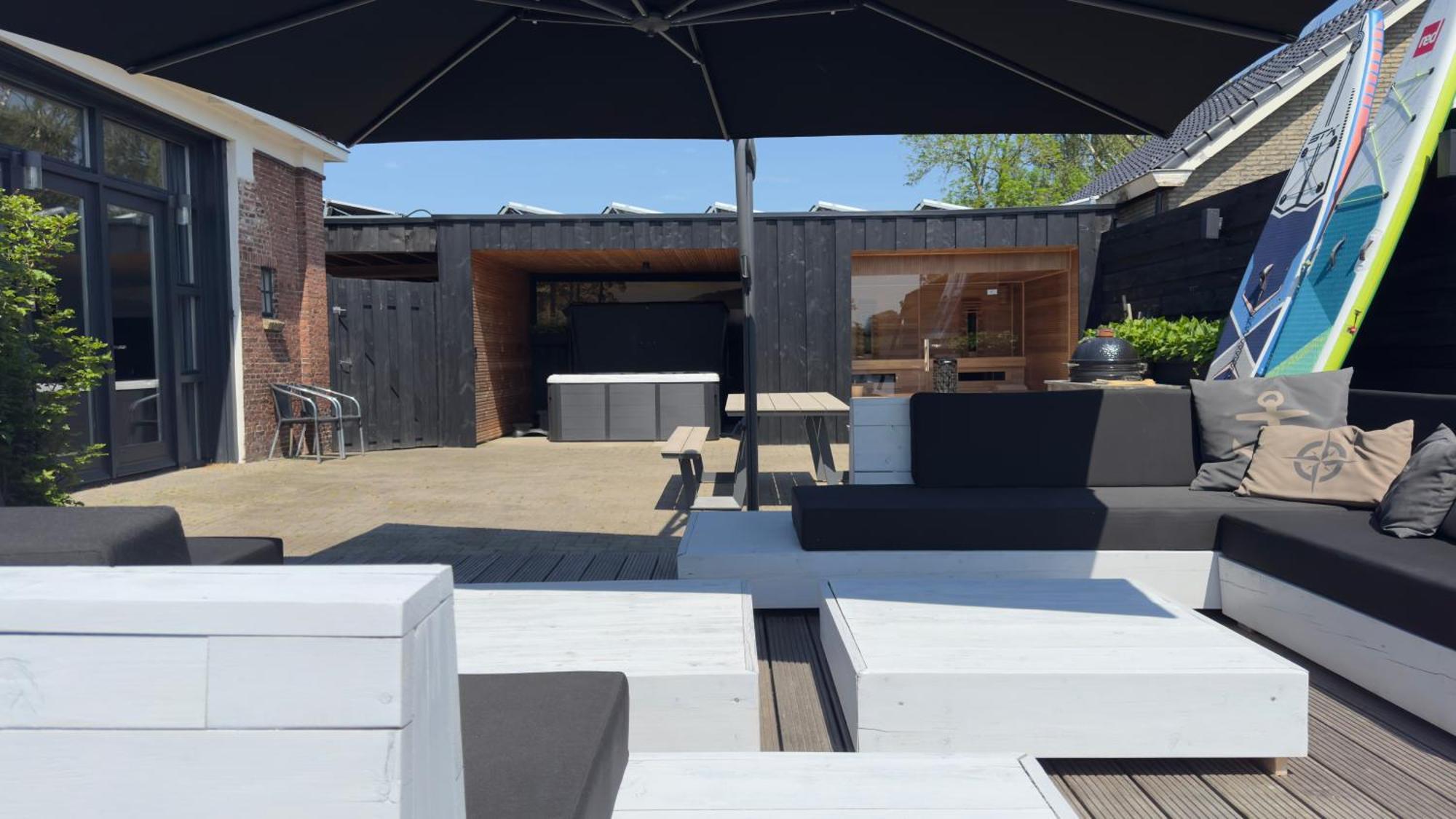 PUUR Eastermar - monumentaal, authentiek en luxe koetshuis aan open vaarwater met jacuzzi Oostermeer Buitenkant foto