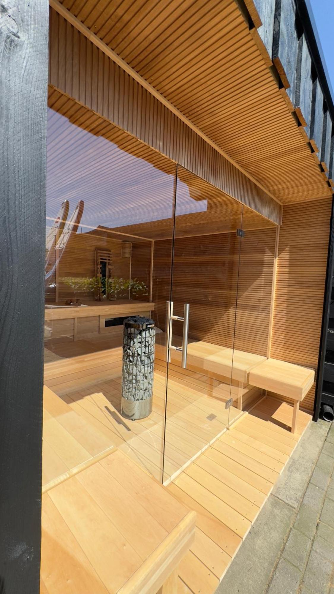 PUUR Eastermar - monumentaal, authentiek en luxe koetshuis aan open vaarwater met jacuzzi Oostermeer Buitenkant foto