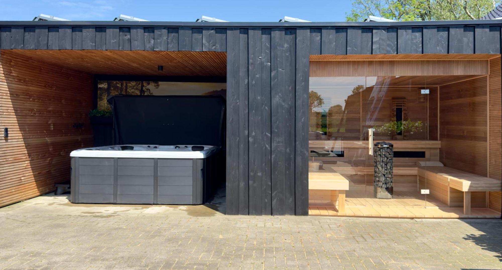 PUUR Eastermar - monumentaal, authentiek en luxe koetshuis aan open vaarwater met jacuzzi Oostermeer Buitenkant foto